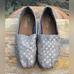 TOMS 9.5W Women's Gray and Copper/Gold Polka Dot Flats.